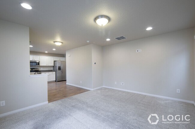 Building Photo - 692 W Chase Ln