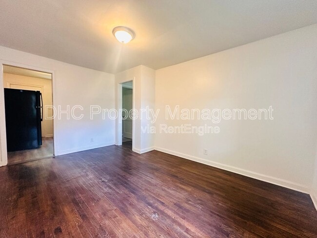 Building Photo - 2125 Larchwood Rd SW