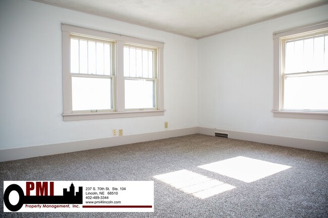 Building Photo - 4 Bedroom, 1.5 bathroom House For Rent; Av...