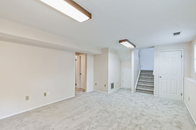 Building Photo - Bright and spacious 4Bd/2.5Bth haven located in a peaceful cul-de-sac!