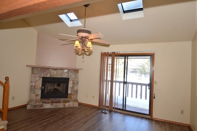 Building Photo - 3 Bedroom Townhome for Rent!