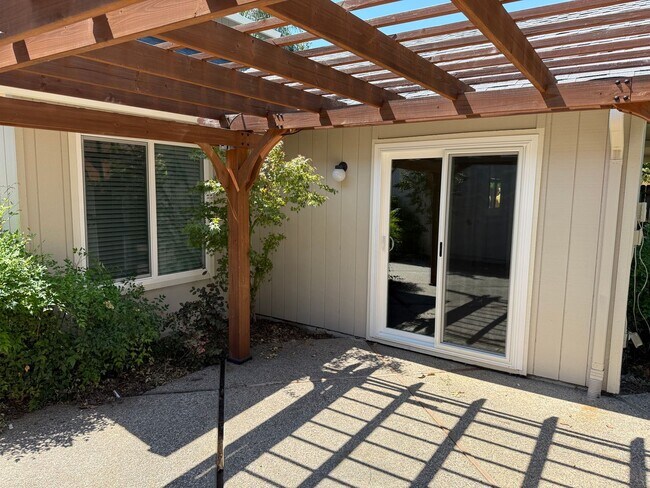 Building Photo - Updated 2 Bed + Loft / 2 Bath Home in Desi...