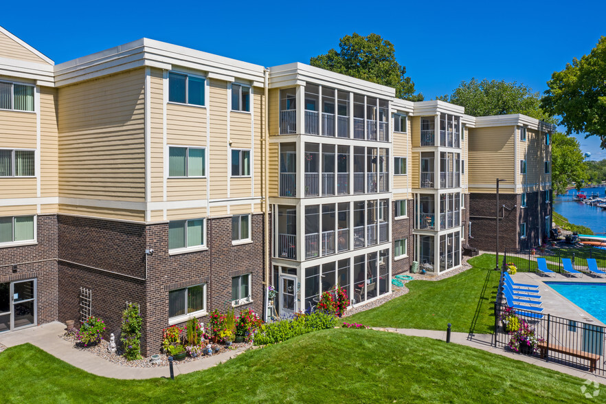 Screened in Patios - Bayview Apartments