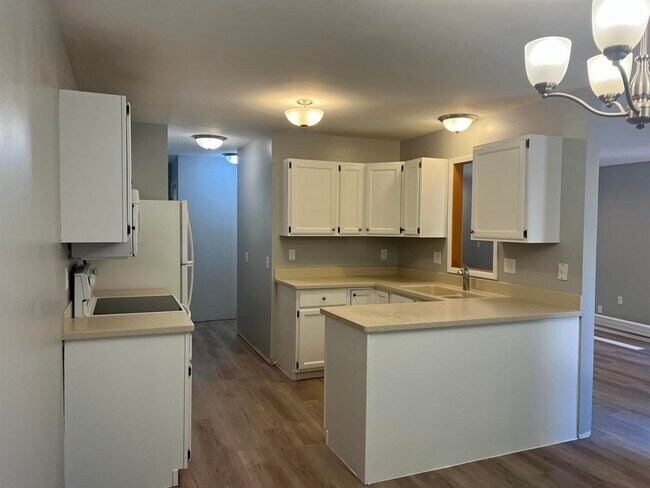Building Photo - 5 S Thompson Dr