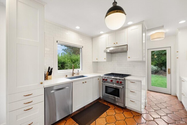 Building Photo - 1244 N Fitch Mountain Rd