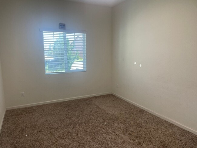 Building Photo - 519 Camelot Dr