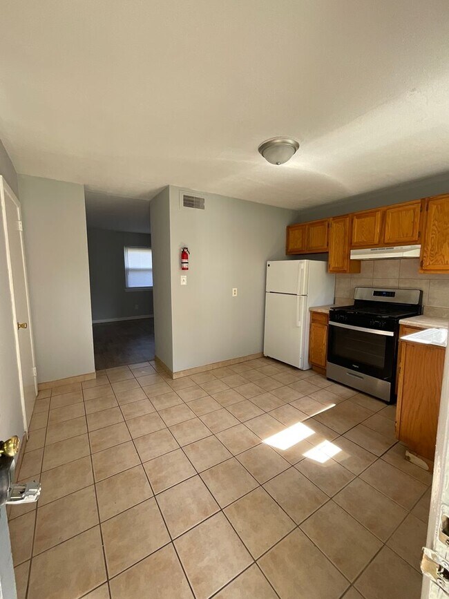 Building Photo - Absolutely Adorable two bedroom is move in ready!