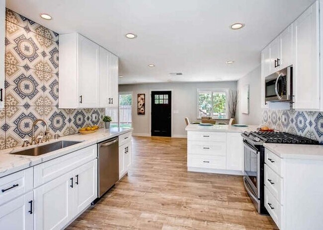 Building Photo - 4461 Scenic Ln