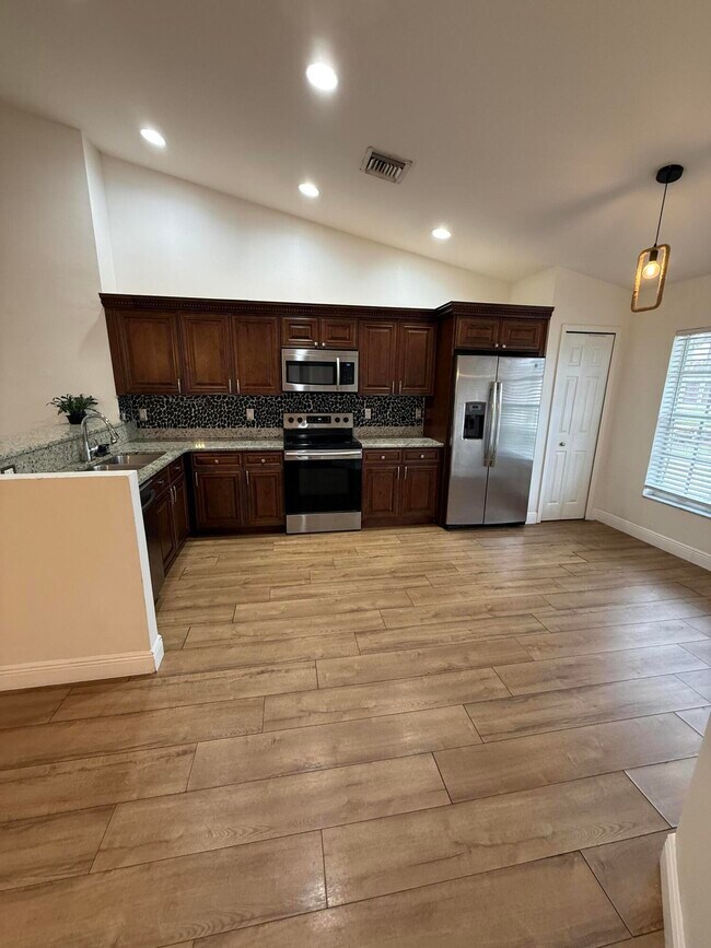 Building Photo - 249 NE Glentry Ave