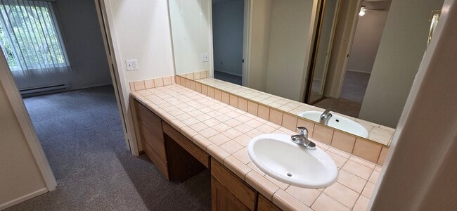 Building Photo - Spacious 1-bed 1-bath condo now available ...