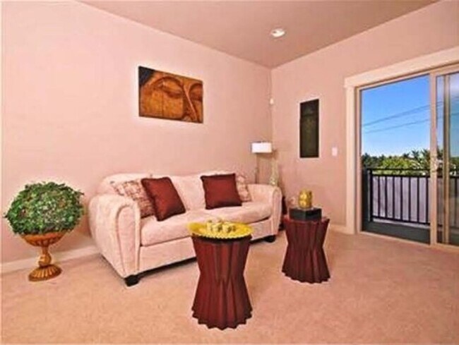 Building Photo - Beautiful townhouse 3 beds 2.5 baths.
