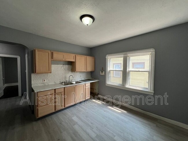 Building Photo - 3257 E 139th St