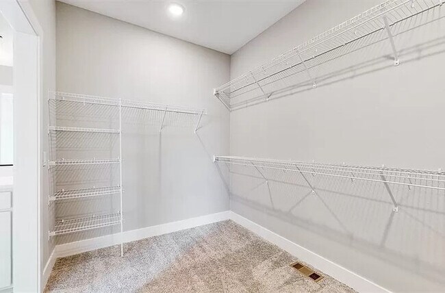 Building Photo - 520 Meadows Ct