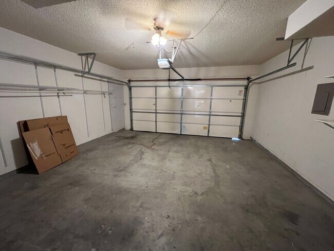 Building Photo - Incredible 4 bedroom, 2 1/2 bath home in East El Paso!!