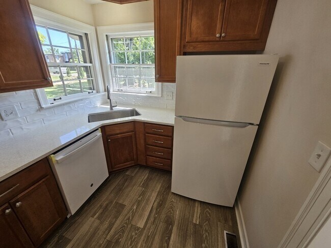 Building Photo - 2502 Woodlawn Dr