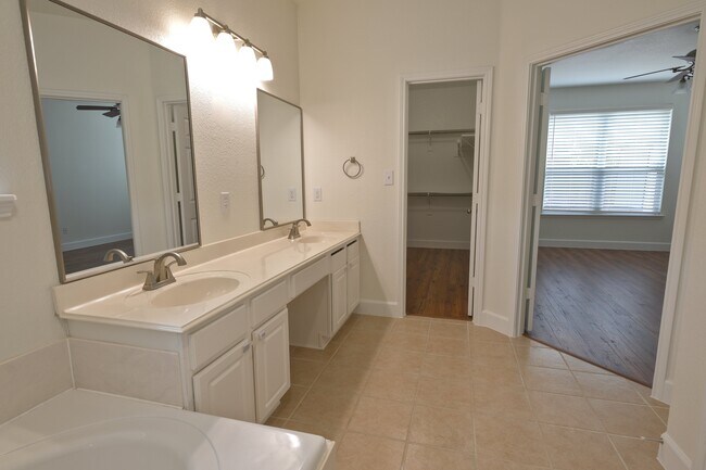 Building Photo - 3001 Claybrook Dr