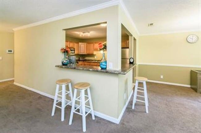 Building Photo - 2 Bed 1 Bath Duplex