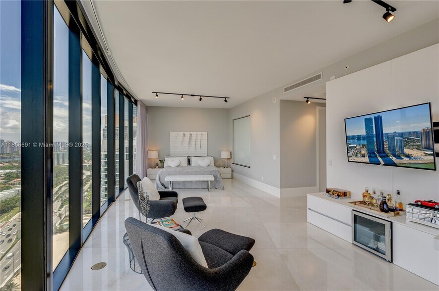 Building Photo - 18555 Collins Ave