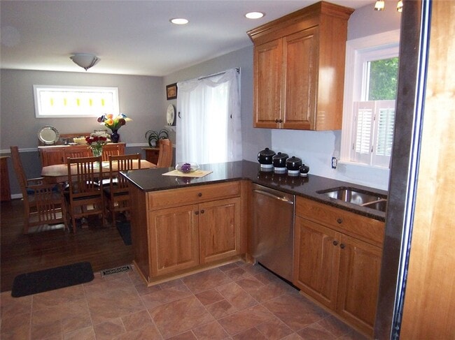Building Photo - 50 Greenview Dr