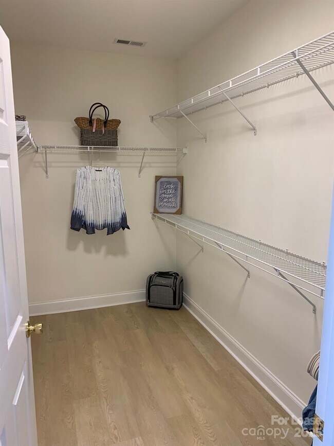 Building Photo - 9033 Rosalyn Glen Rd