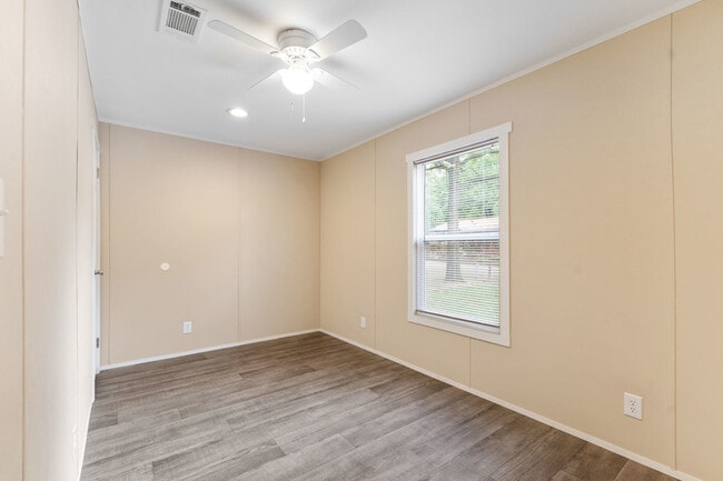 Building Photo - 135 Southlake Dr.