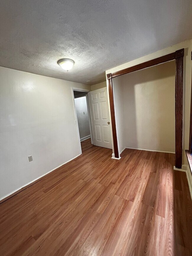 Building Photo - 3 bedroom, 1 bath, 2 story half double house