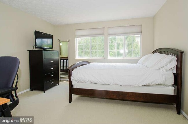 Building Photo - 6885 McLean Greens Ct