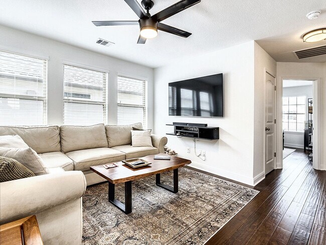Building Photo - Beautiful and Contemporary 3 BR / 2.5 BA H...