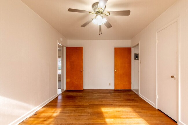 Building Photo - 809 Crescent St