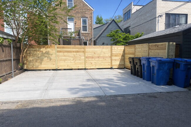 Building Photo - 1644 N Hermitage Ave