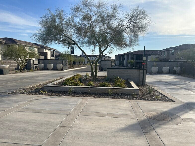 Building Photo - 2121 W Sonoran Desert Dr