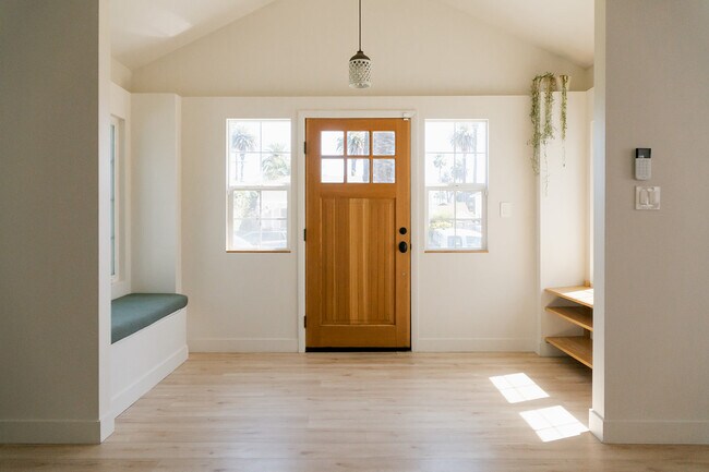 Primary Photo - 2709 S Harcourt Ave