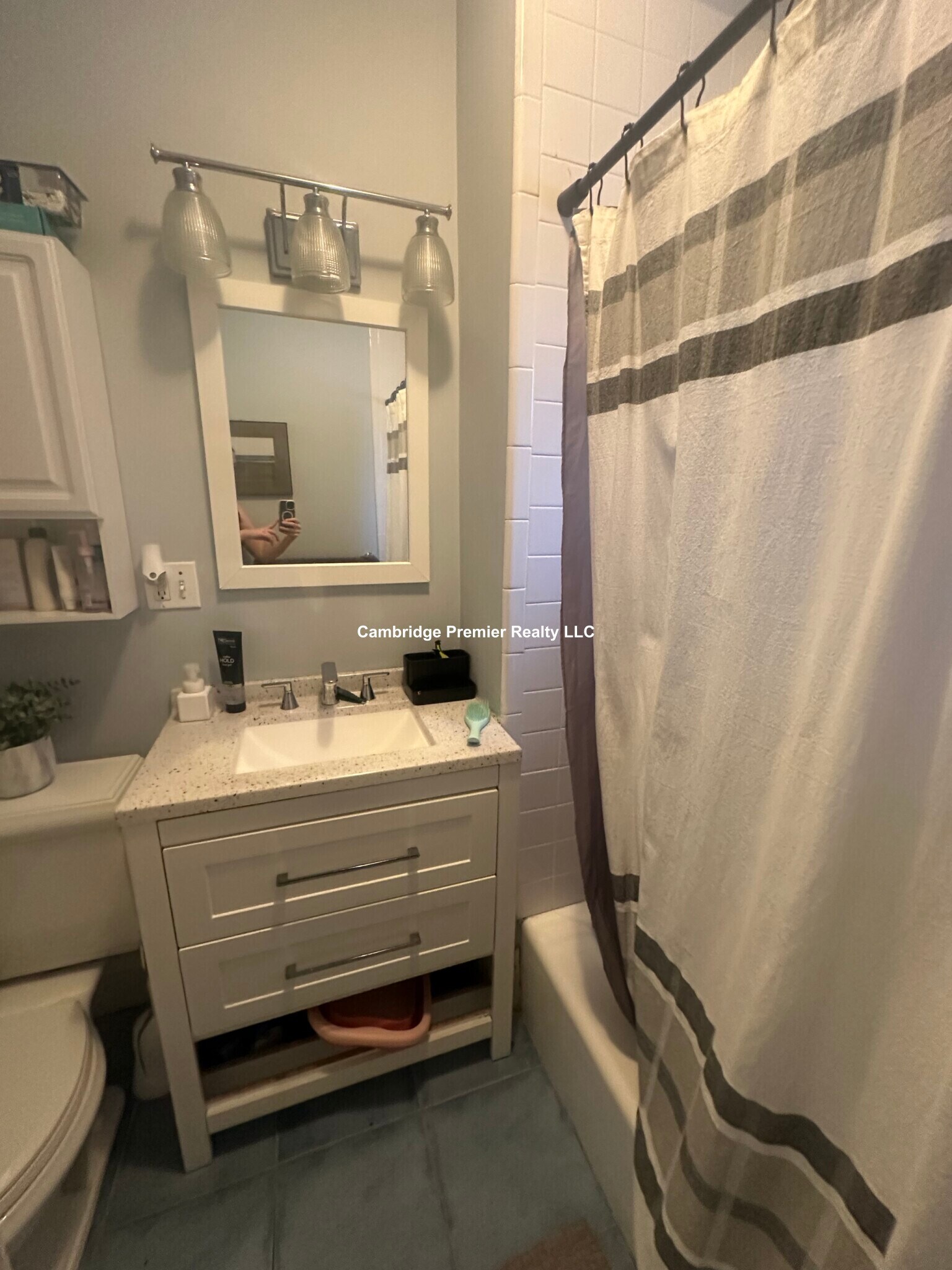 Building Photo - 399 School St