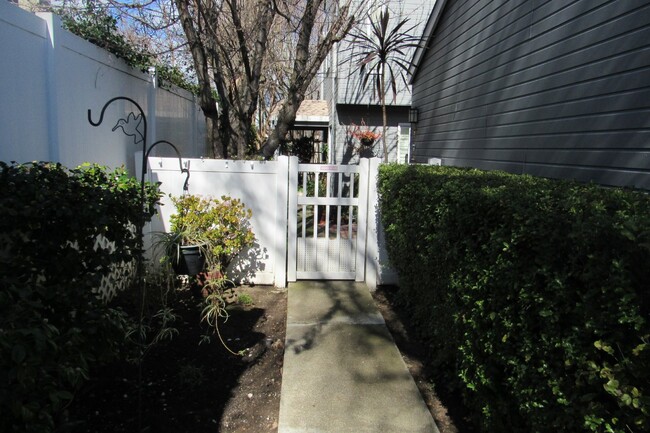 Building Photo - Beautiful 3 Bed/2.5 Bath Townhome