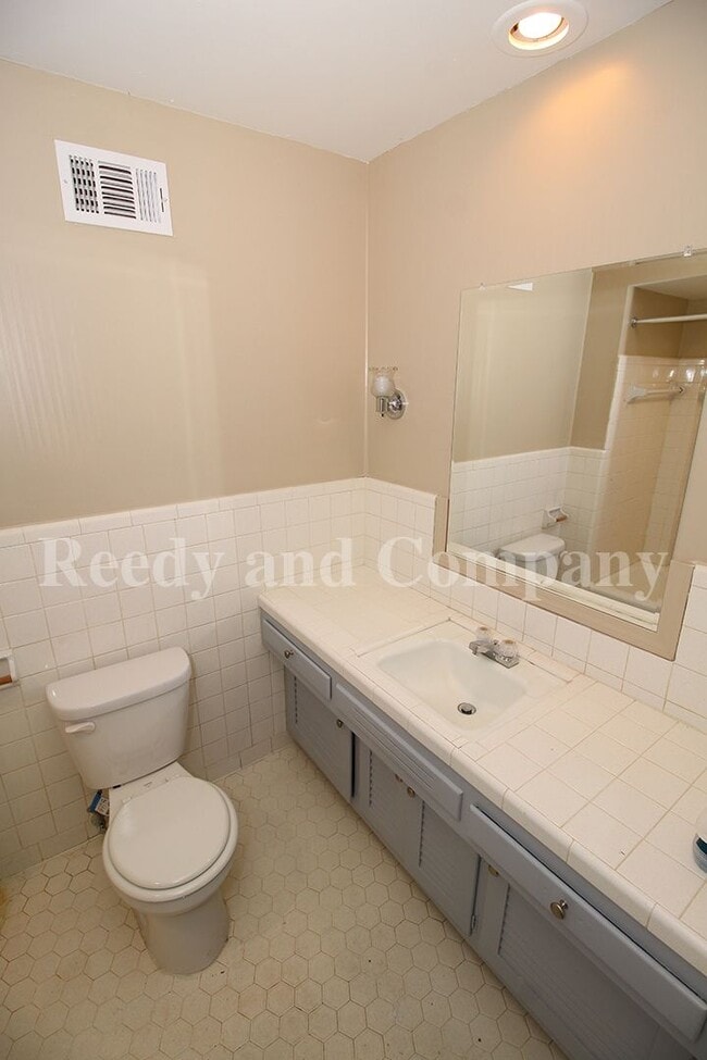 Building Photo - 5127 Kingswood Cir