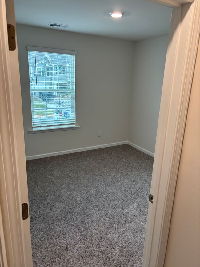 Building Photo - Brand New End-Unit Townhome in Charlotte!