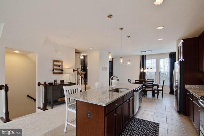 Building Photo - 136 Solara Dr