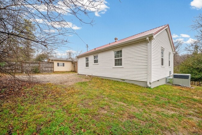 Building Photo - Renovated 2 bedroom home for rent Near Downtown Clarksville!