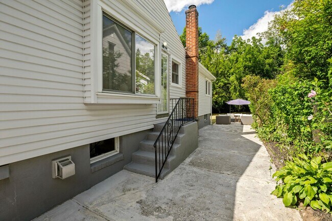 Building Photo - 25 Maple Ave