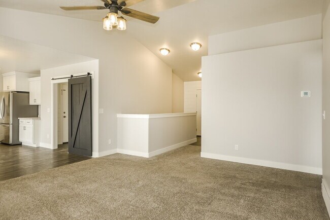 Building Photo - 4621 S W Pk Dr