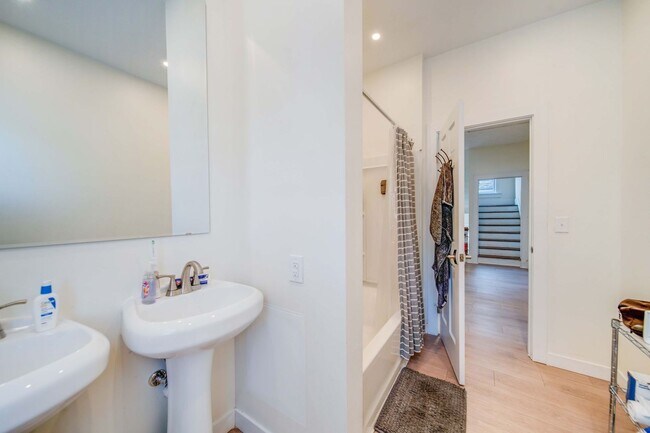 Building Photo - Massive Newly Renovated 11-Bedroom House o...