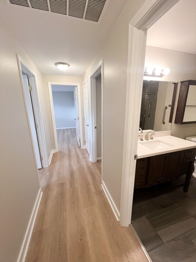 Building Photo - 3 Bedroom, 2 bath 1836 sqft House in Sunset Village