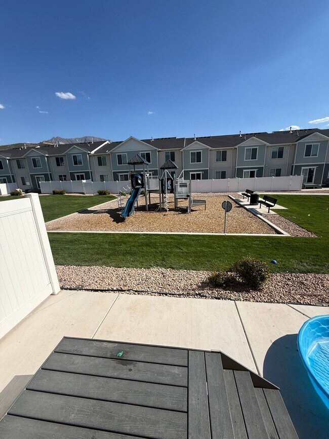 Building Photo - 1045 W Broadleaf Dr