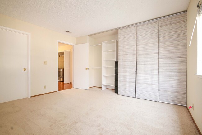 Building Photo - 2 bedroom 2 bath Condo in great neighborhood $3500