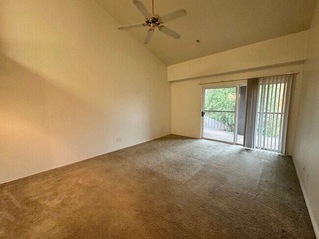 Building Photo - 2 Bedroom Hillsdale Commons Apartment!