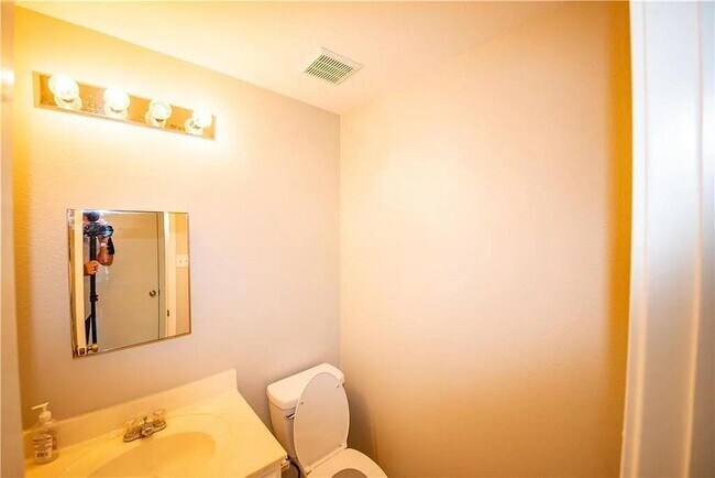 Building Photo - 2208 Bluebonnet Dr