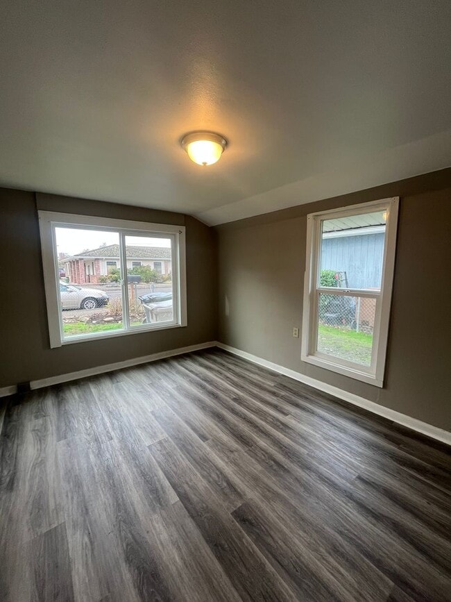 Building Photo - 4-Bedroom 1 1/2-Bath home in Junction City