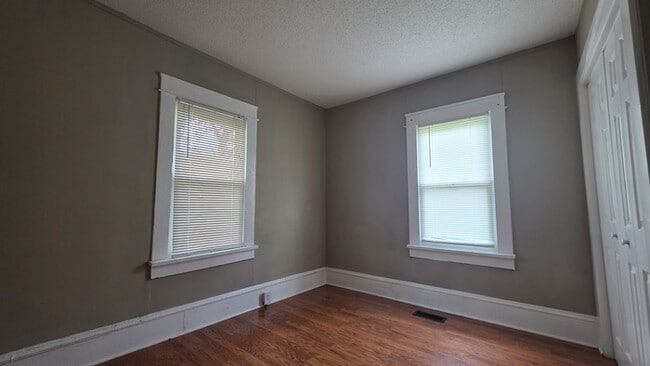Building Photo - Nice, Renovated Cottage
