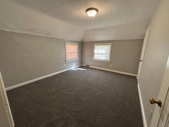 Building Photo - 3 Bedroom Home in Mt. Lebanon!