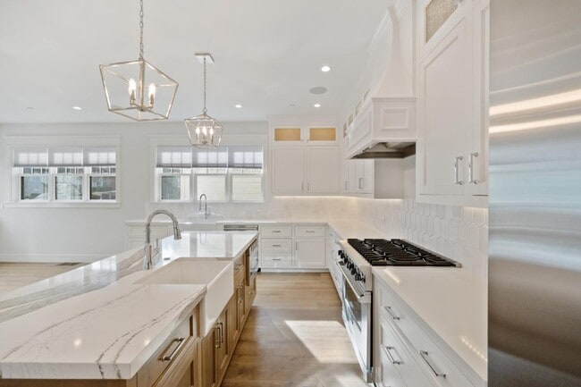 Building Photo - 261 E Bellevue Ave